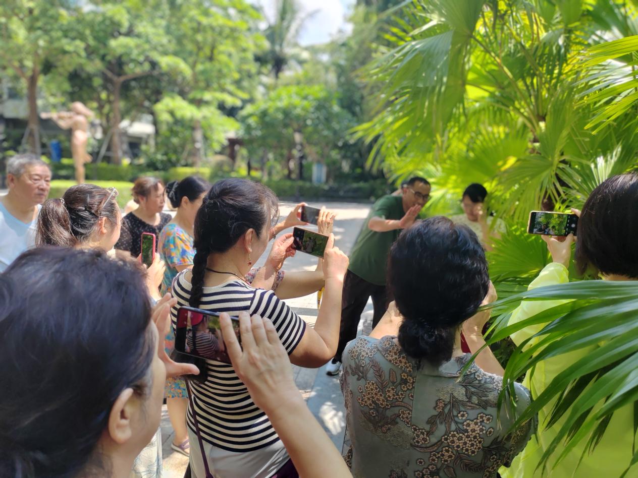 深圳湾社区党群志愿者队开展为长者公益宣传