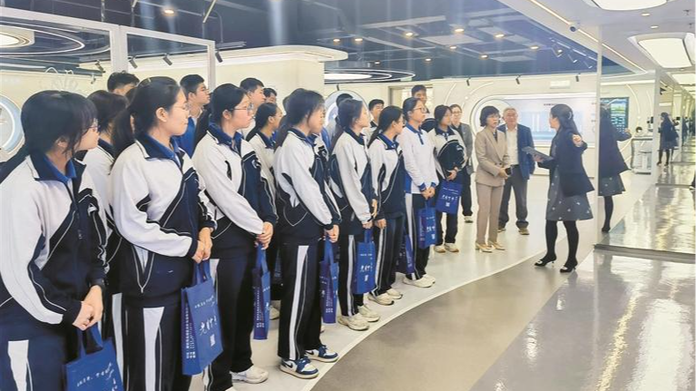 光明中学“行走的思政课”进企业