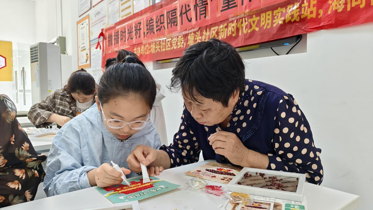 石岩塘头社区:重阳亲子手工乐 温馨传递尊老情