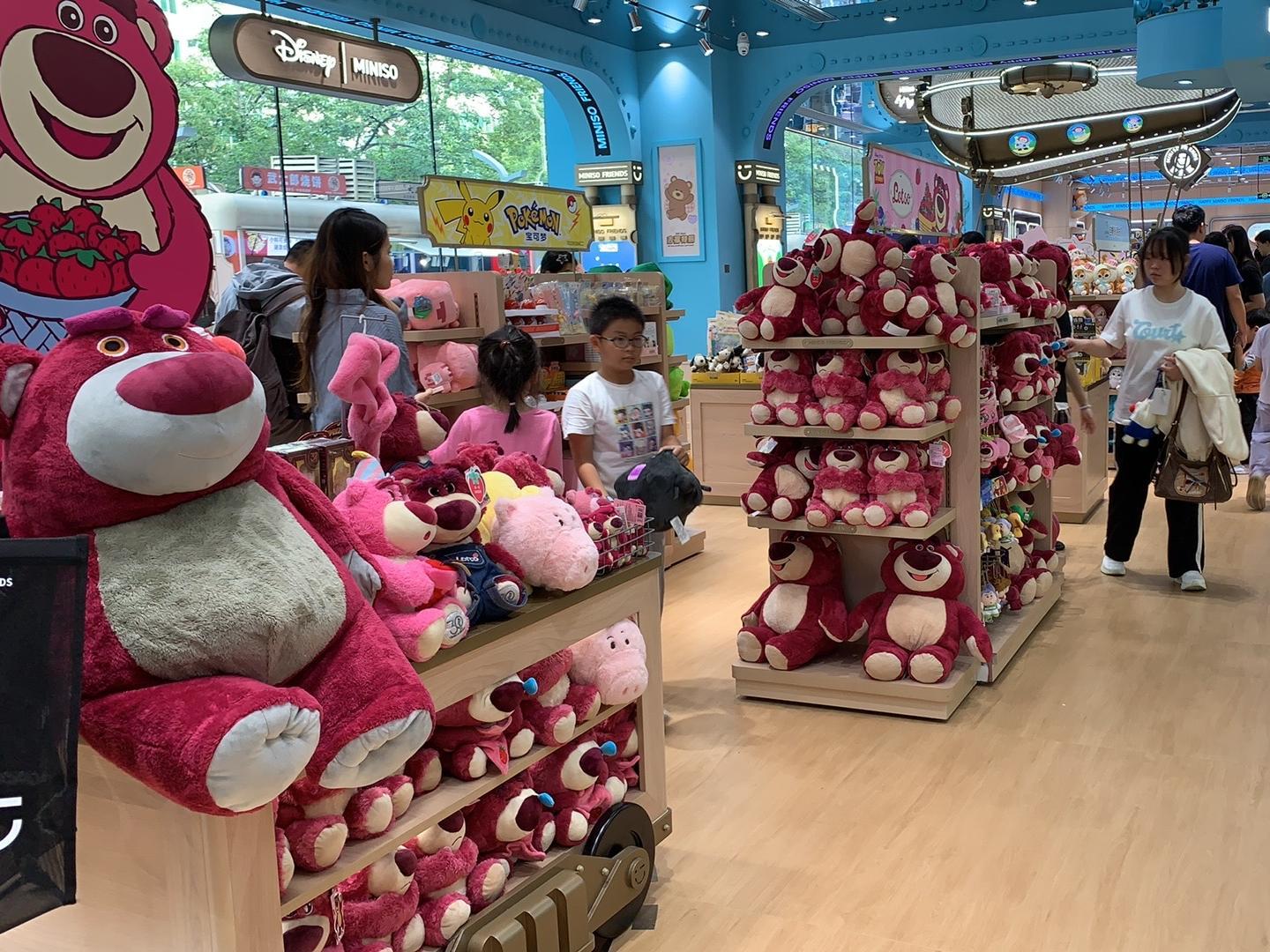 首店经济迎来新引擎，名创优品MINISO FRIENDS华南首店亮相深圳宝安