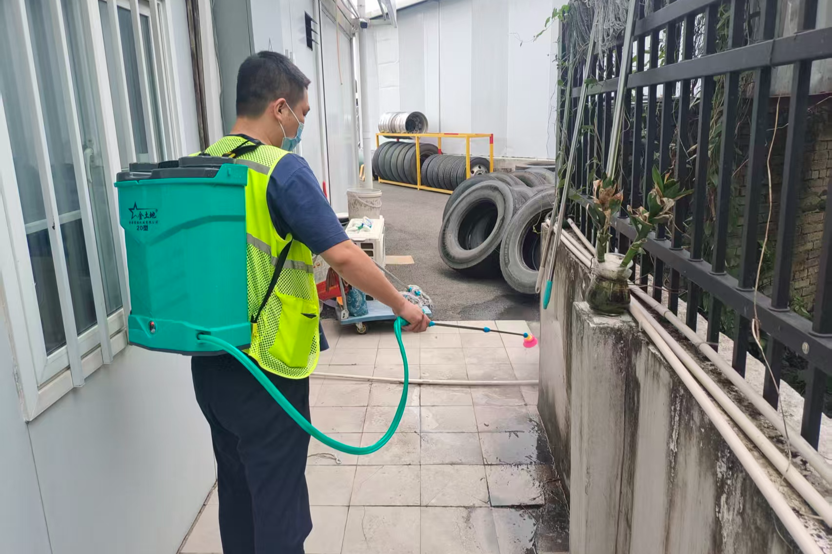 深圳东部公交裕展车队开展卫生清理专项行动