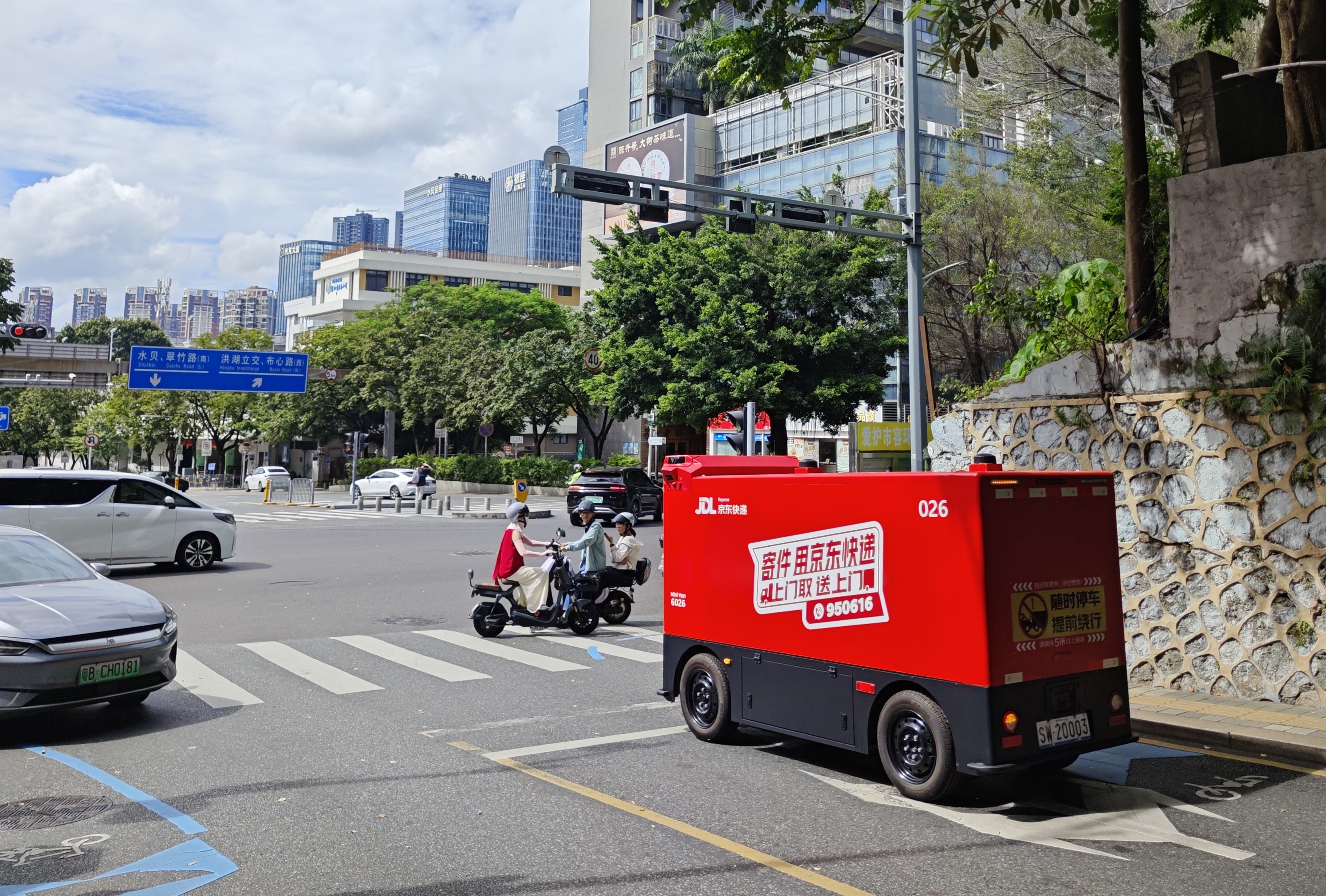 深圳功能型无人车单月送单量首破百万，从技术试验场迈向商业新高地