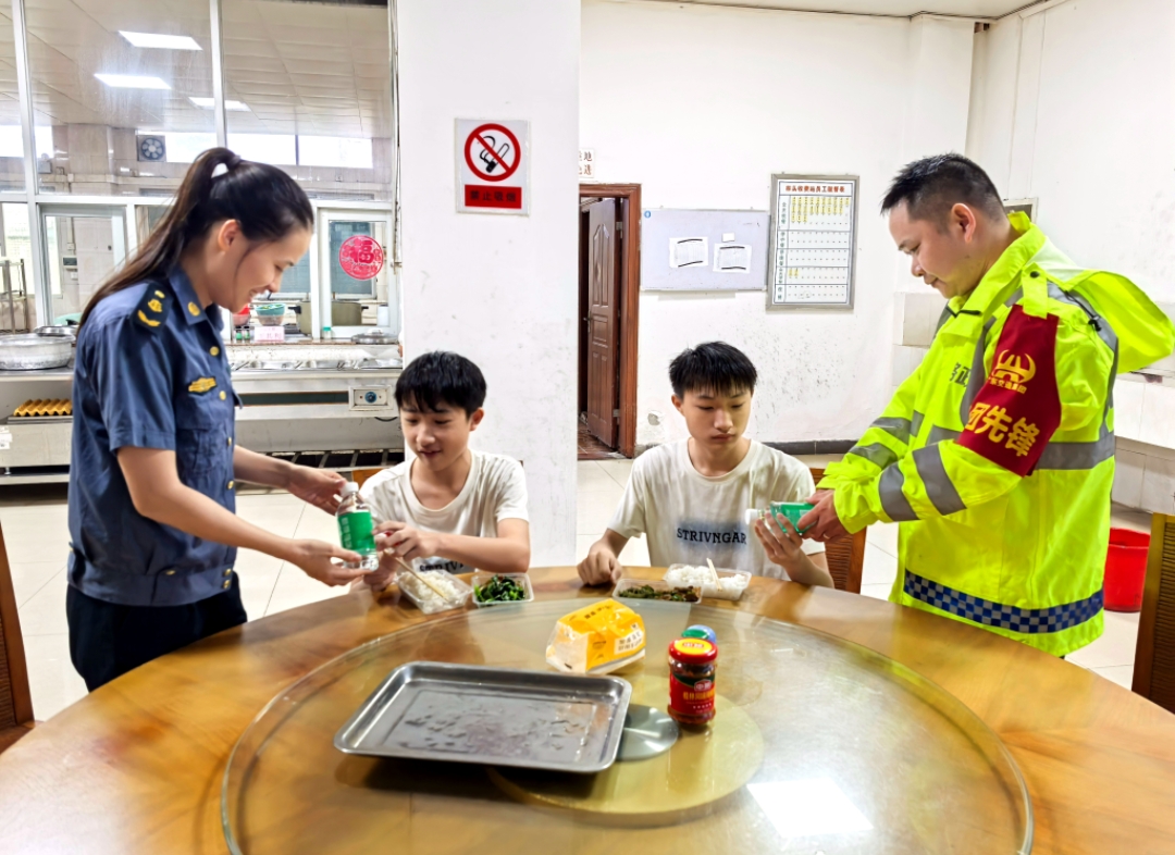 父子三人的车在台风中抛锚，高速路政员当起了“临时奶爸”