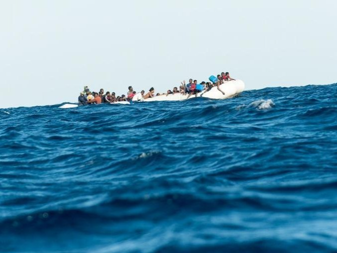 一艘偷渡船在突尼斯东部海域沉没 约40人死亡 