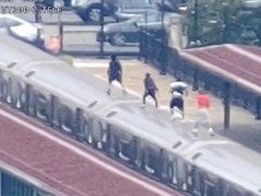 从线上游戏到线下玩命 纽约上演真人“地铁冲浪”