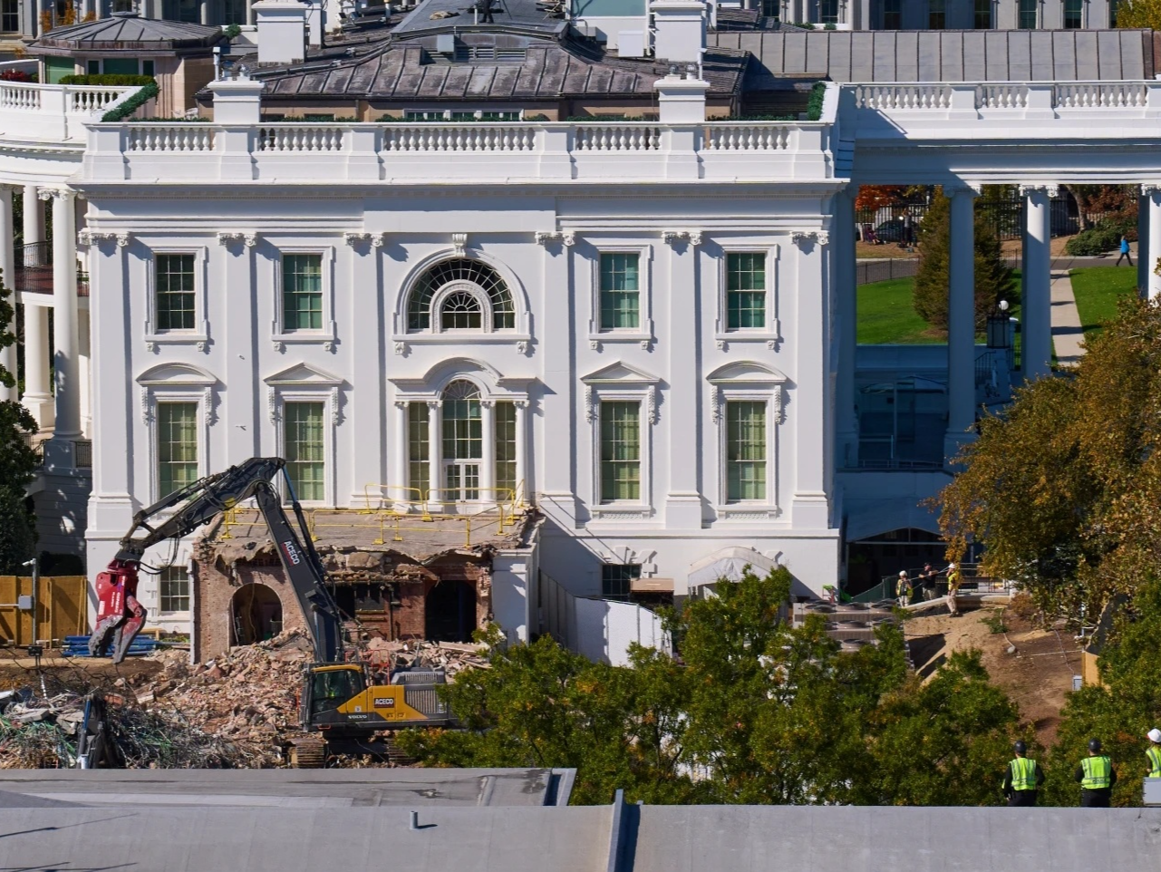 政府“停摆” 空管停薪 白宫宴会厅建造不停工 东翼已完全拆除 