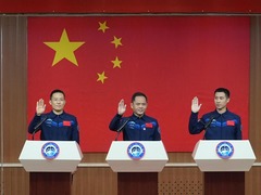 神舟二十一号航天员乘组首次集体亮相