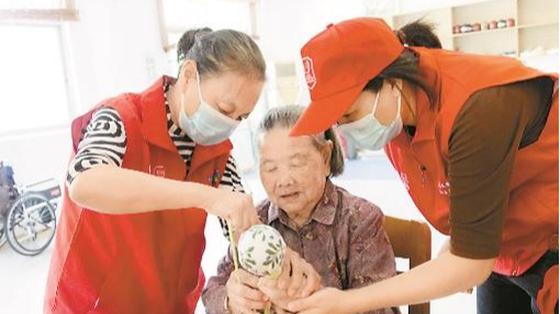 光明区护理院温情开展敬老活动