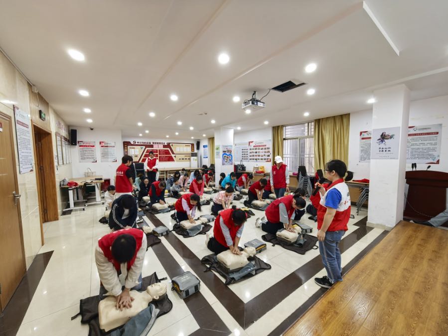 新安上合社区开展AED急救培训，提升居民应急救援能力