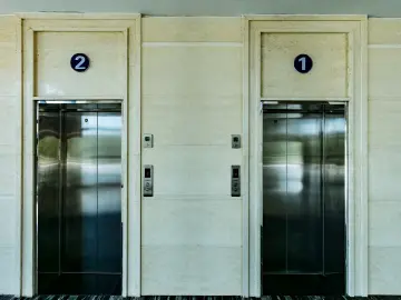 长期电梯噪音致业主抑郁生病,物业和房地产公司是否要担责?