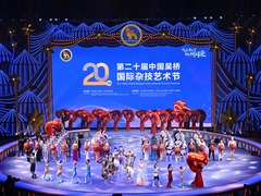 俄罗斯艺术家逐梦中国“杂技之乡”