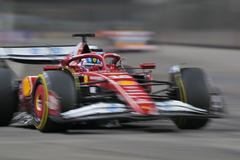 （体育）（1）赛车——F1新加坡大奖赛：第二场练习赛赛况