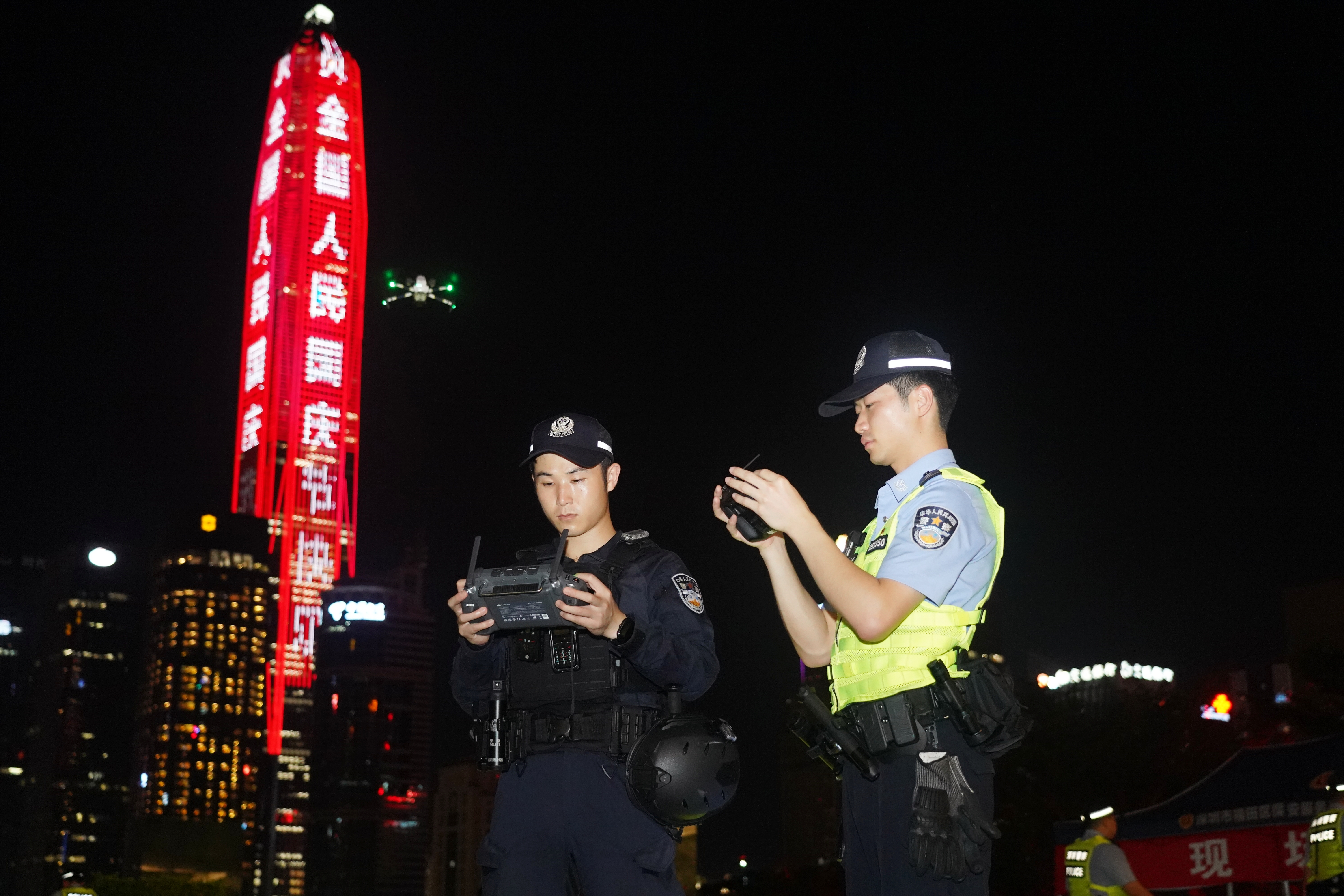 深圳市民中心灯光秀背后的守护者：藏蓝身影“点亮”城市夜色