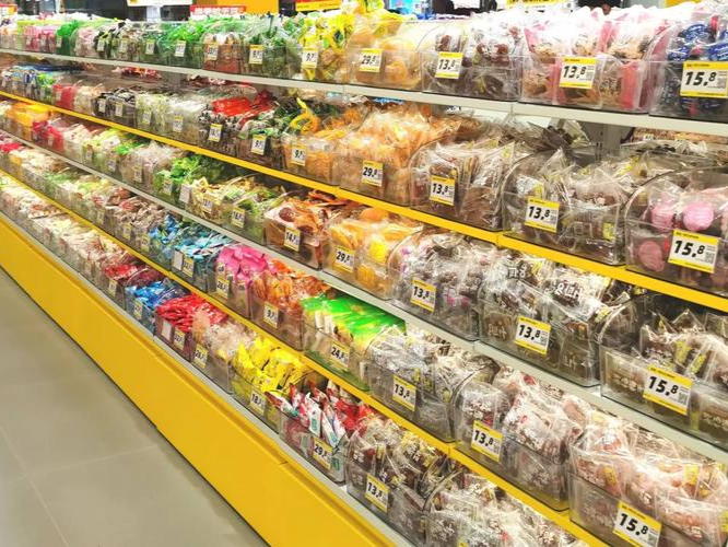 已成逛街“标配”？量贩零食店为何遍地开花