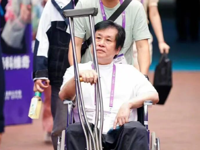 郑智化的轮椅为何无法顺利推入飞机？资深机长解析两大潜在原因  