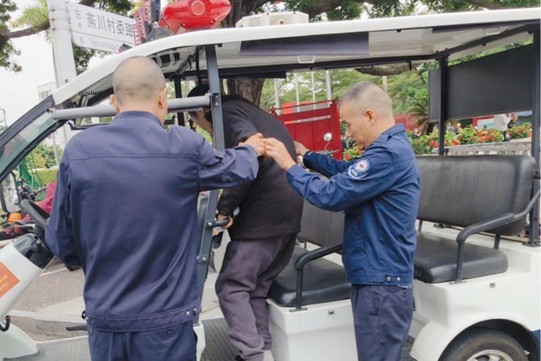 七旬老人外出迷路 燕罗网格员护送回家