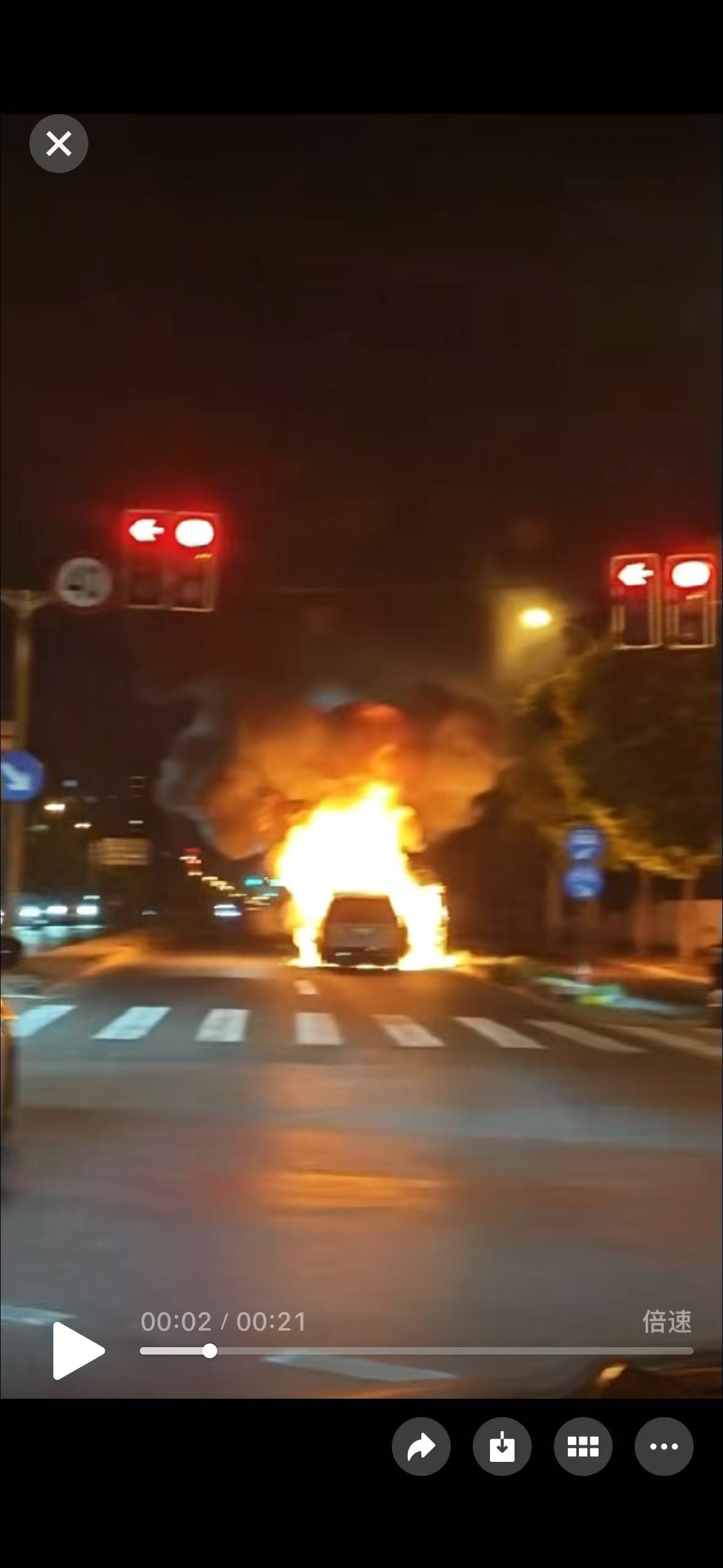 理想汽车行驶途中突然起火被烧成空架 ,2人跳车逃生