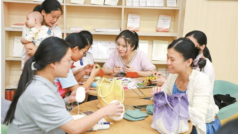 福城章阁社区宝妈钩织项目3个月帮助20余人掌握钩织技能