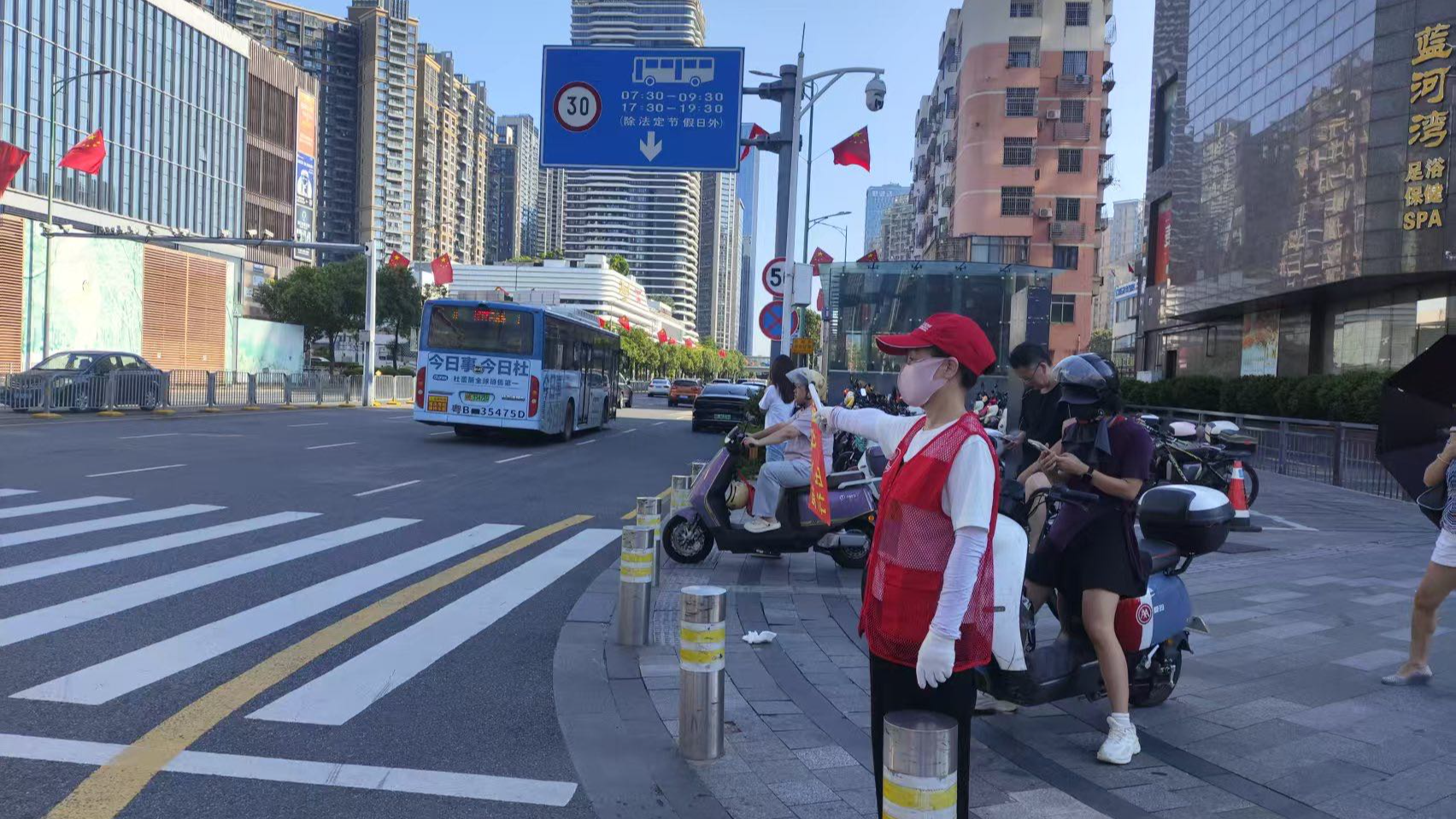 双节假期志愿者传递“宝安温度” 游客连连点赞 | 百千万工程