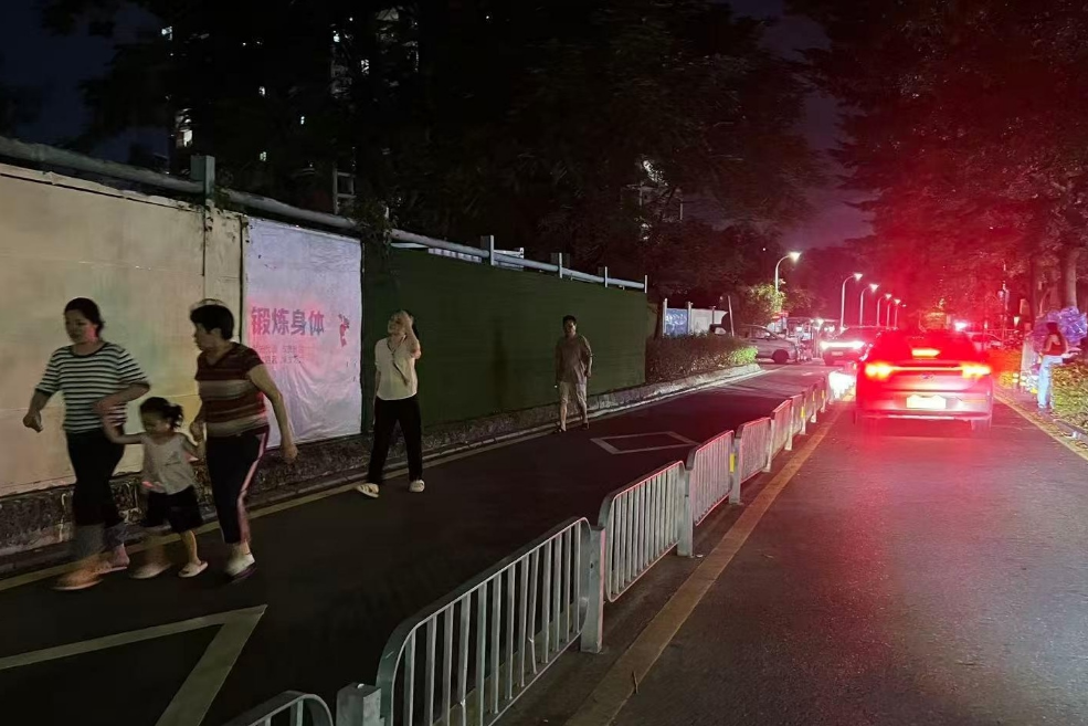 安全通道缺失,龙华润湖苑900户居民人车混行险象环生