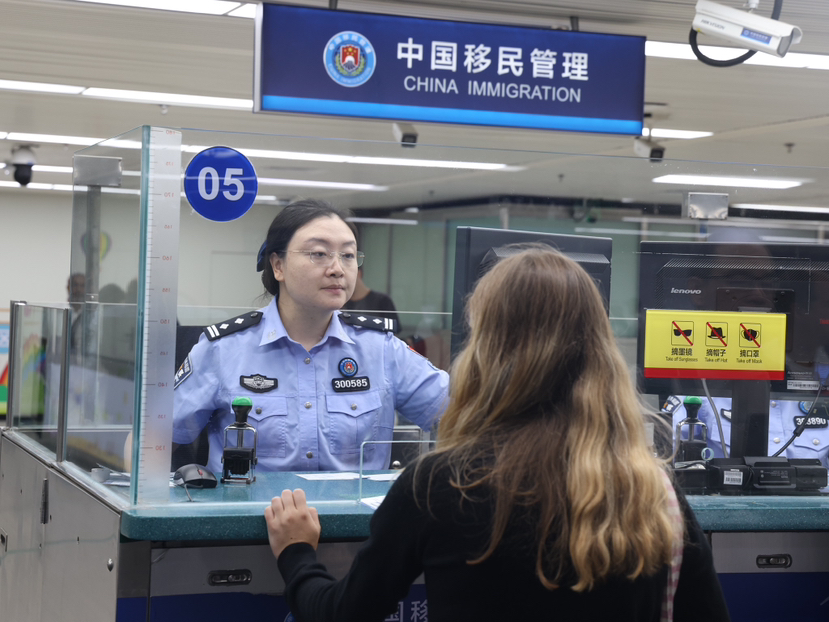 罗湖口岸假期出入境客流突破百万！外国旅客同比增长约四成