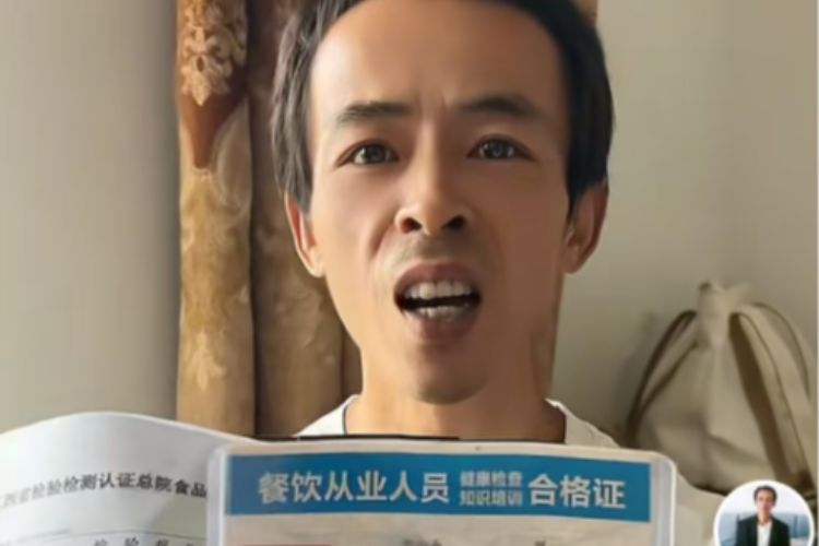 “鸡排哥”晒健康证回应卫生质量质疑！称假期最后一天不休息