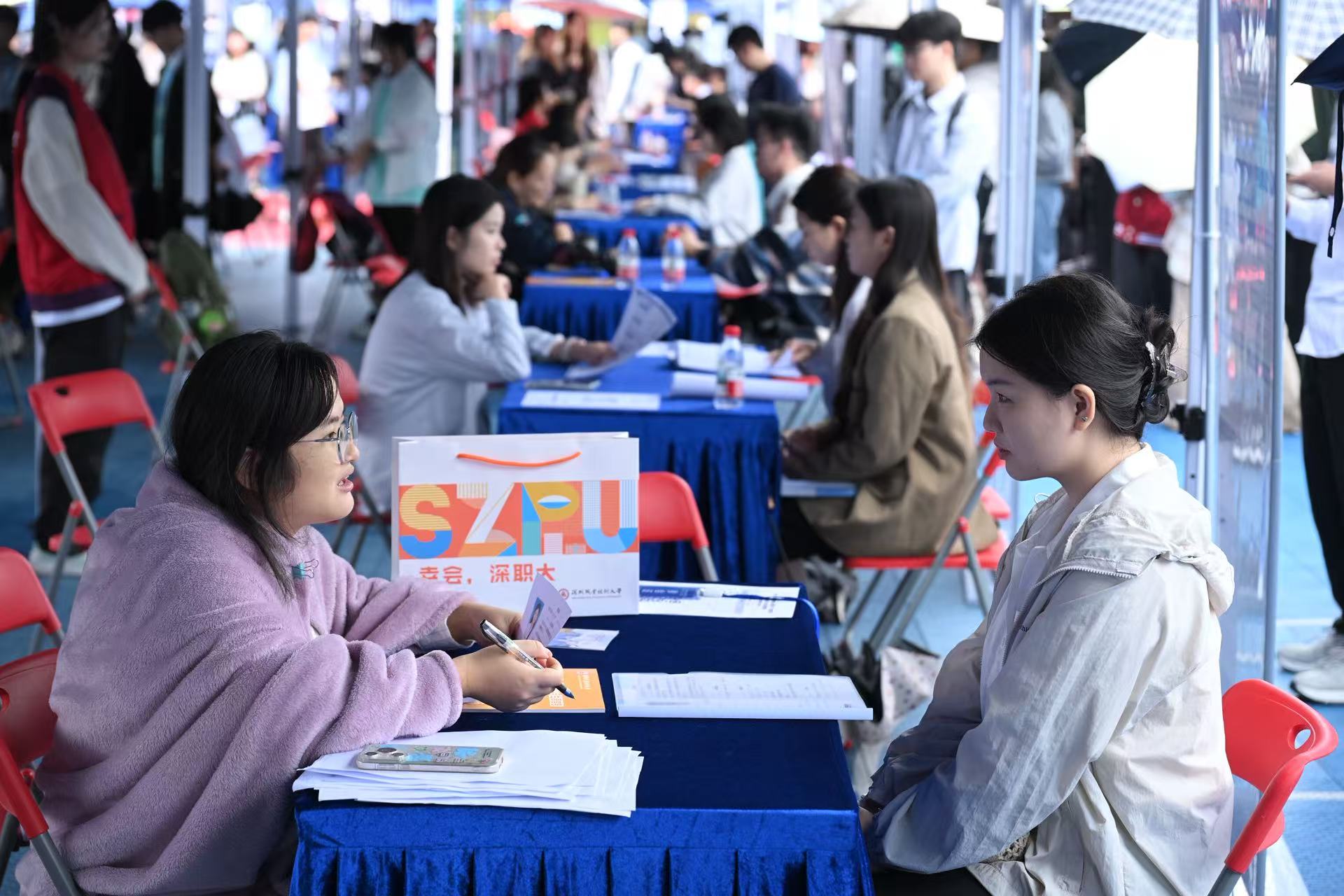 310余家企业 8000多个招聘需求 “百万英才汇南粤”2026届毕业生校园招聘活动在深职大举行