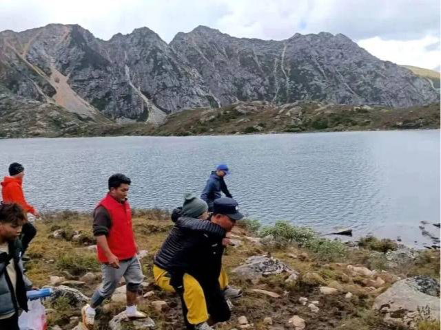 徒步遇险，“搭子”跑路违法吗？