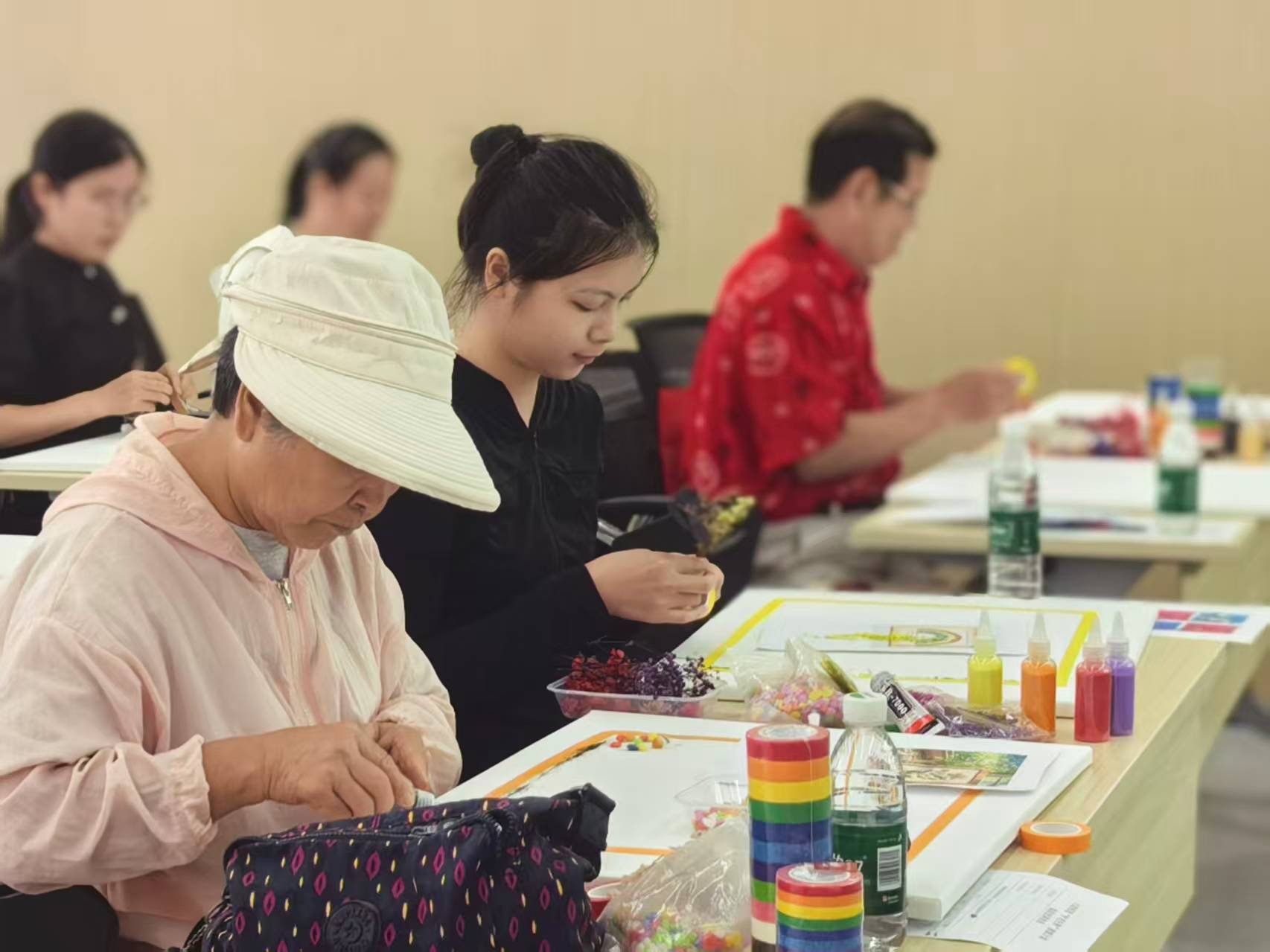 家门口的幸福晚年：深圳市养老护理院“医养+心养+智养”服务进社区