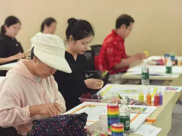家门口的幸福晚年：深圳市养老护理院“医养+心养+智养”服务进社区