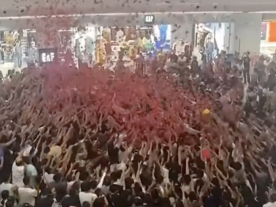 商场“天降红包雨”致人群严重拥挤，有人摔倒受伤，三亚大悦城深夜道歉