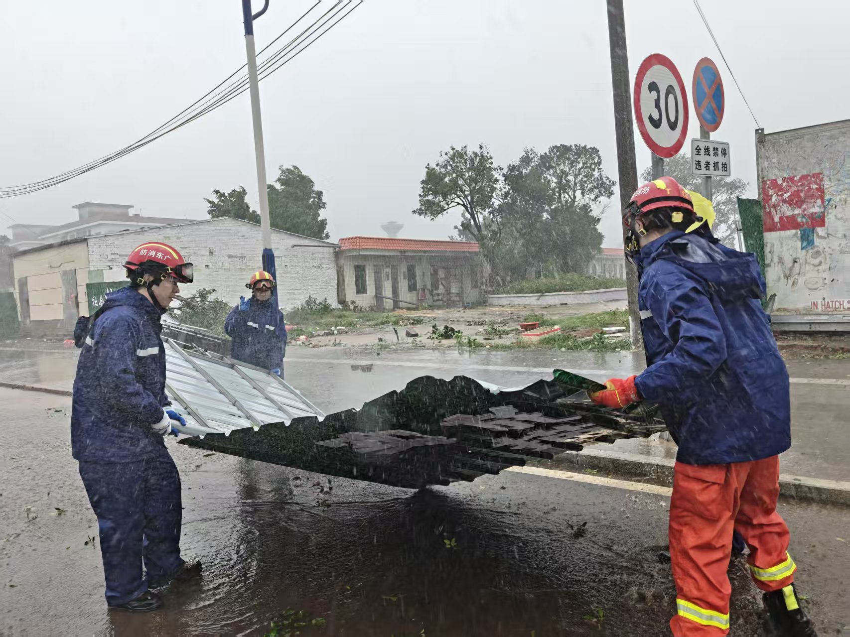 台风“麦德姆”来袭，深圳消防103名指战员已抵达湛江雷州抗台一线