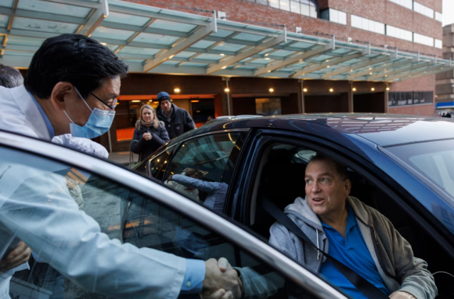 △今年1月，蒂姆·安德鲁斯（右）在美国马萨诸塞州接受基因编辑猪肾脏移植