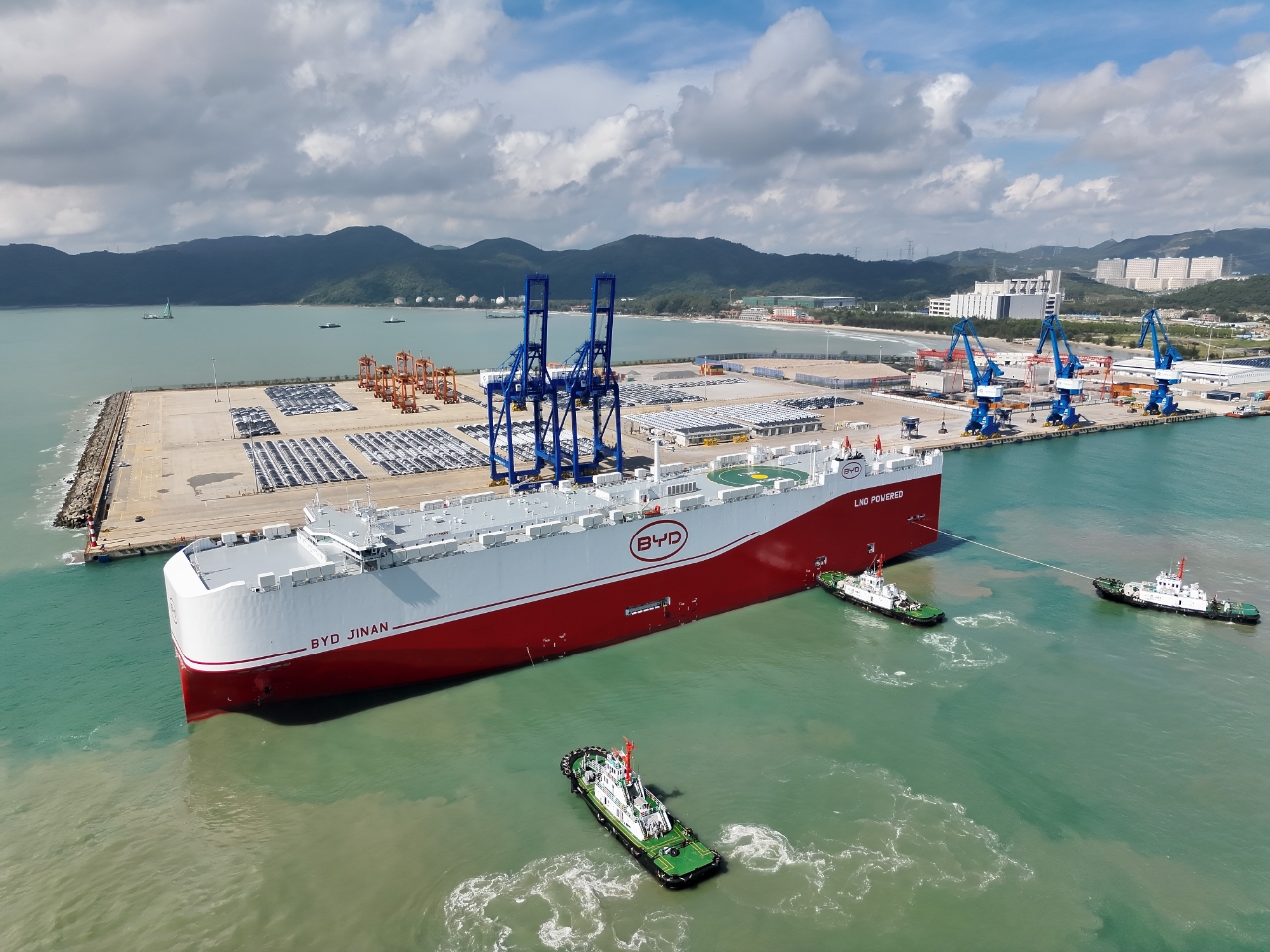 比亚迪“济南号”从小漠首航！满载6000余辆新能源车出海新加坡