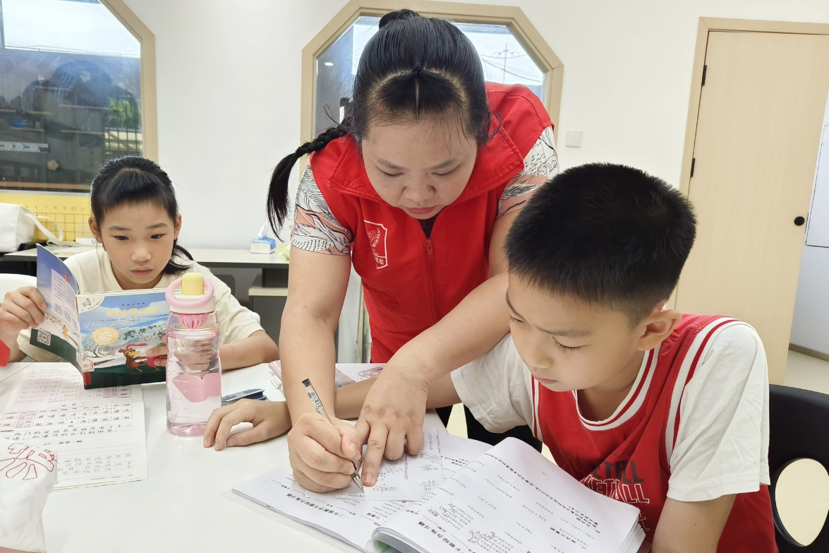 破题“看护难”，“新芽”暖新巢！宝安松岗为新就业群体子女筑就快乐家园