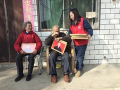 她的下乡工具包里，除了扳手，还有一台相机