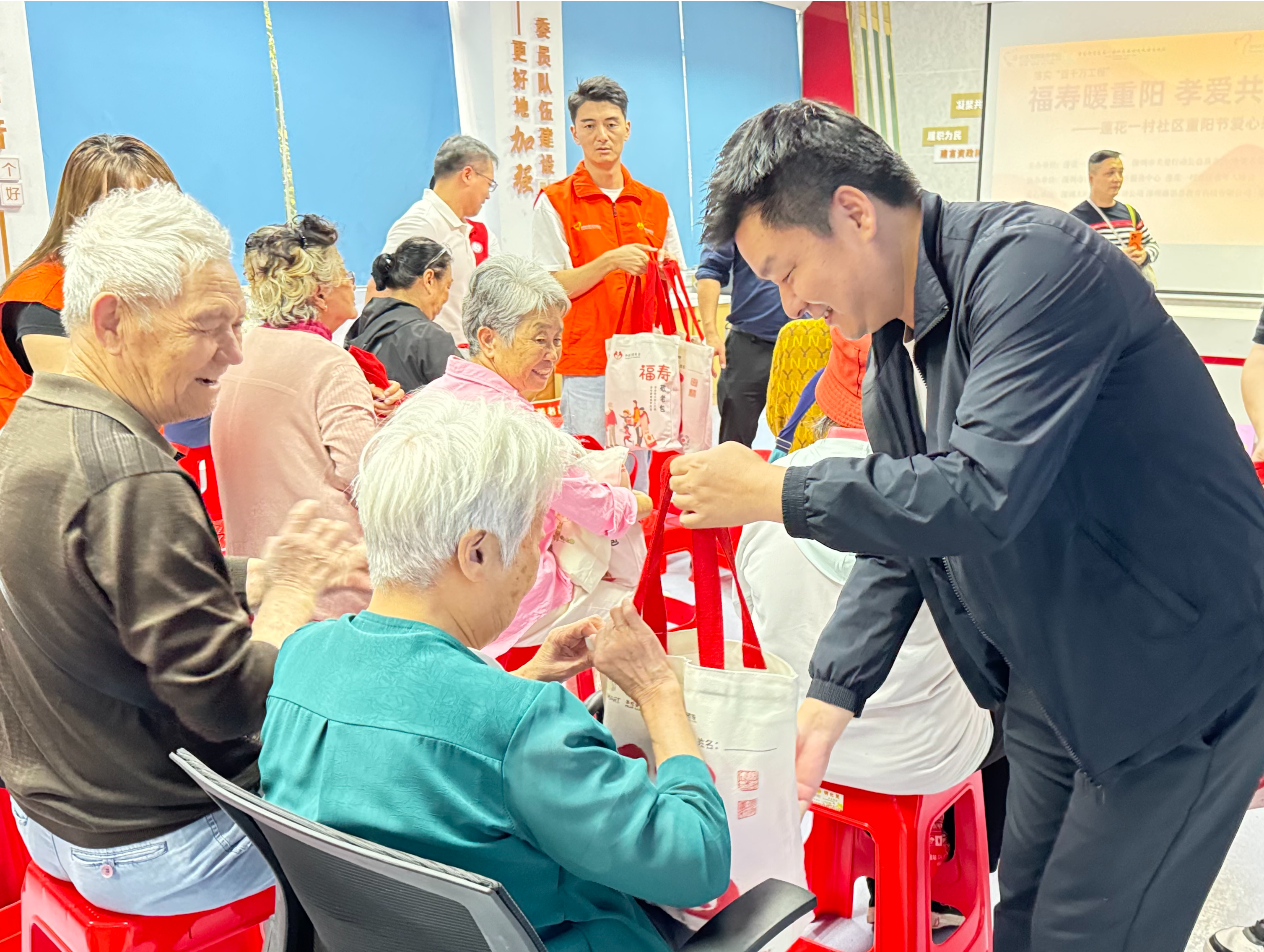 深圳市关爱行动公益基金会·外婆关爱基金为莲花一村百位长者送福寿敬老包