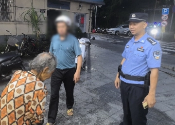 老人迷路误上快速路，龙华民警及时救助