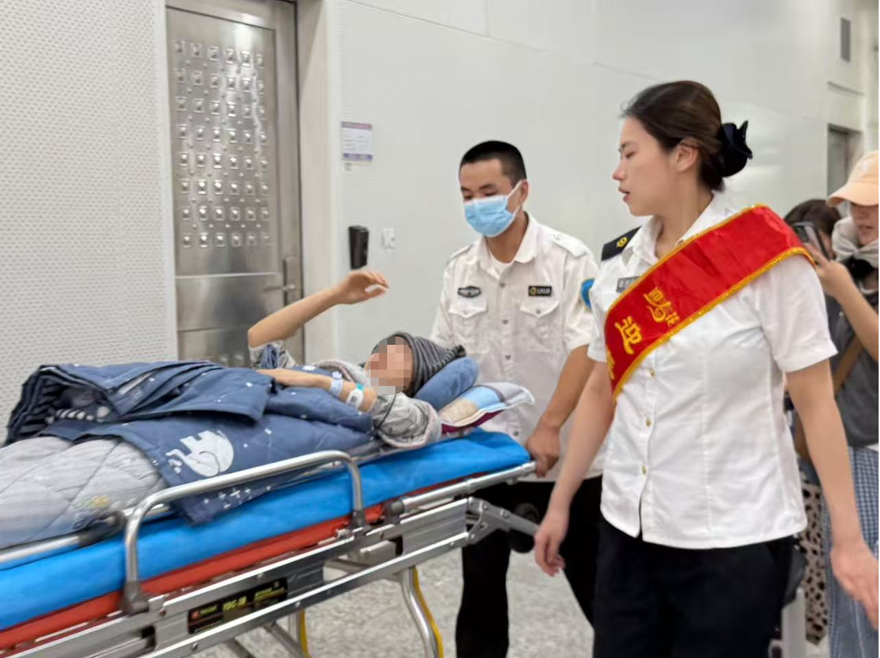 深圳北站：微光暖旅途