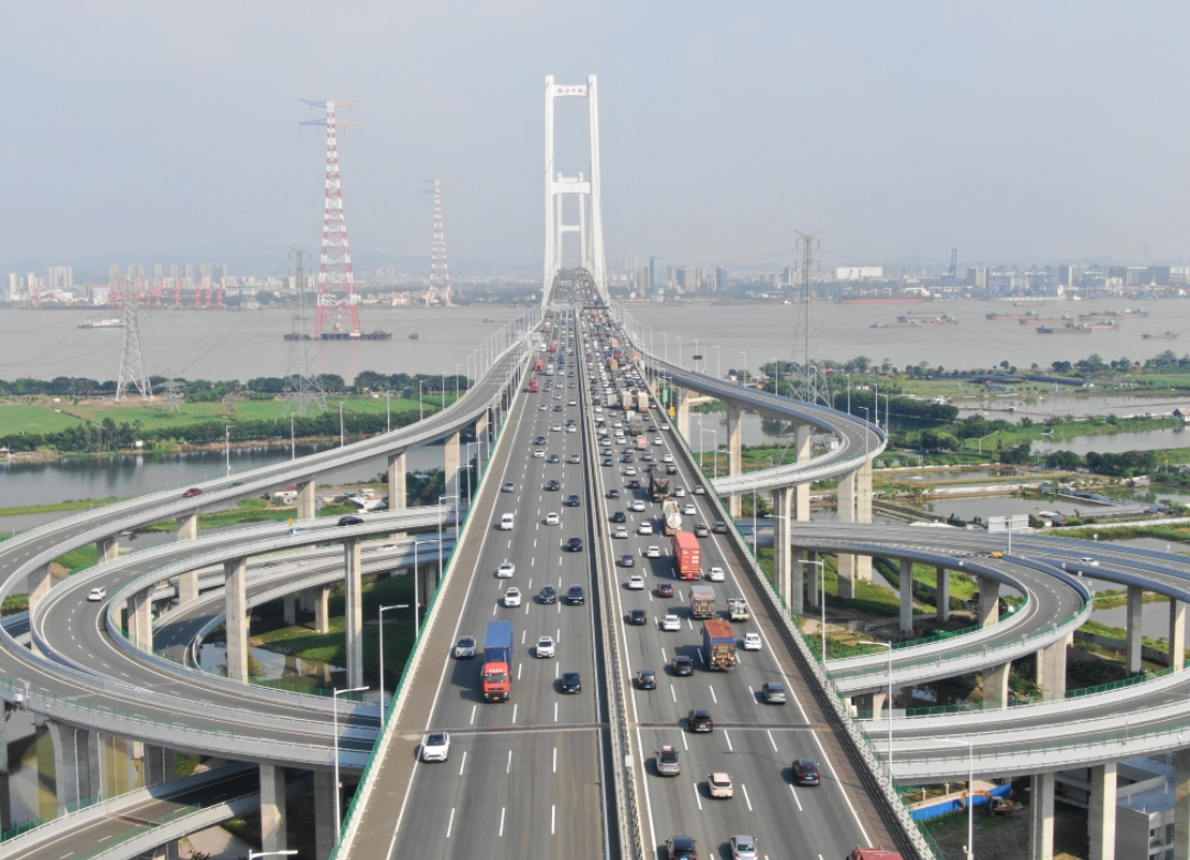 10月7日全省高速公路车流量再创新高，部分路段允许小客车借用应急车道通行