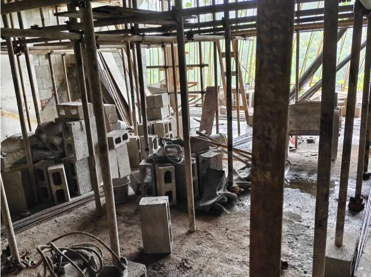 重庆一小区1楼4户业主联合私挖地下室，当地住建委：已责令停止施工