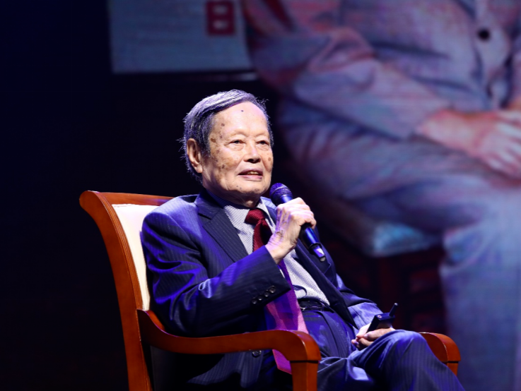 中科院院士、西湖大学校长施一公撰文怀念杨振宁：他的精神在星河中闪亮 