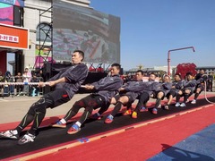这个小城的拔河比赛不一般