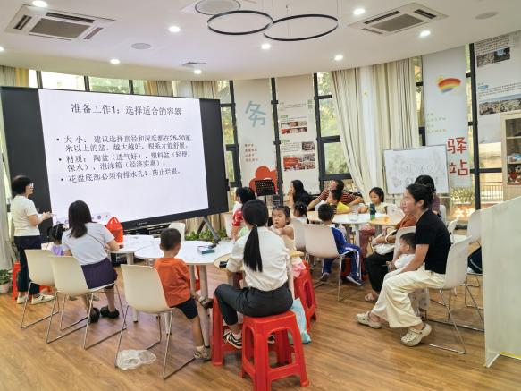 南山新围社区开展“方寸绿洲·亲子阳台种植探索活动”