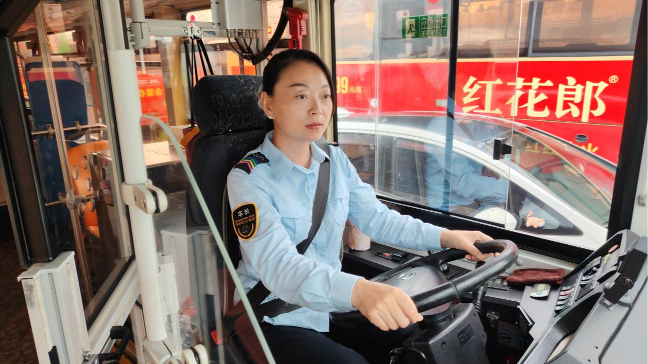 女驾驶员张欢：像阳光一样温暖每条道路 | 国庆我在岗