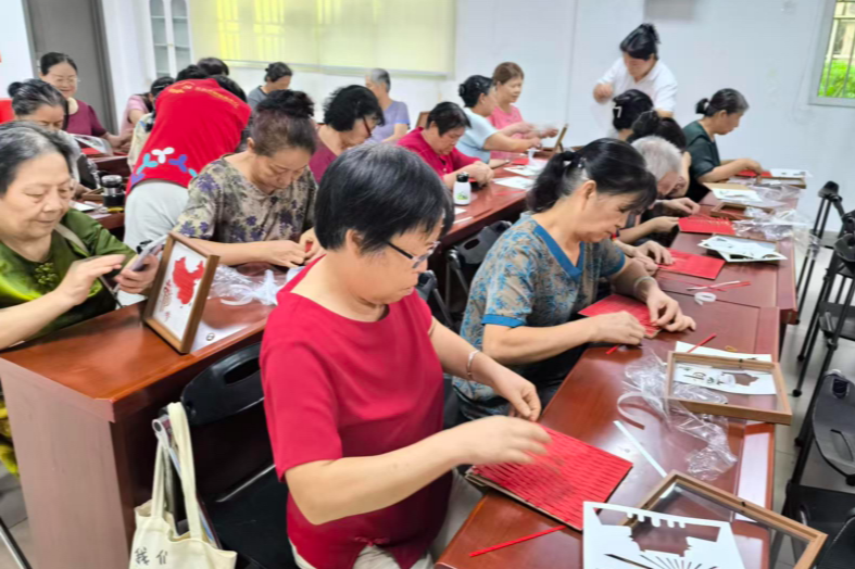 巧手传情,共抒爱国心!丽雅社区举办长者竹编画手工体验活动