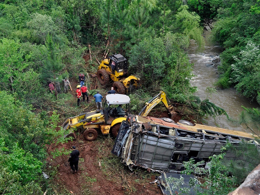 阿根廷北部两车相撞 致13人死亡