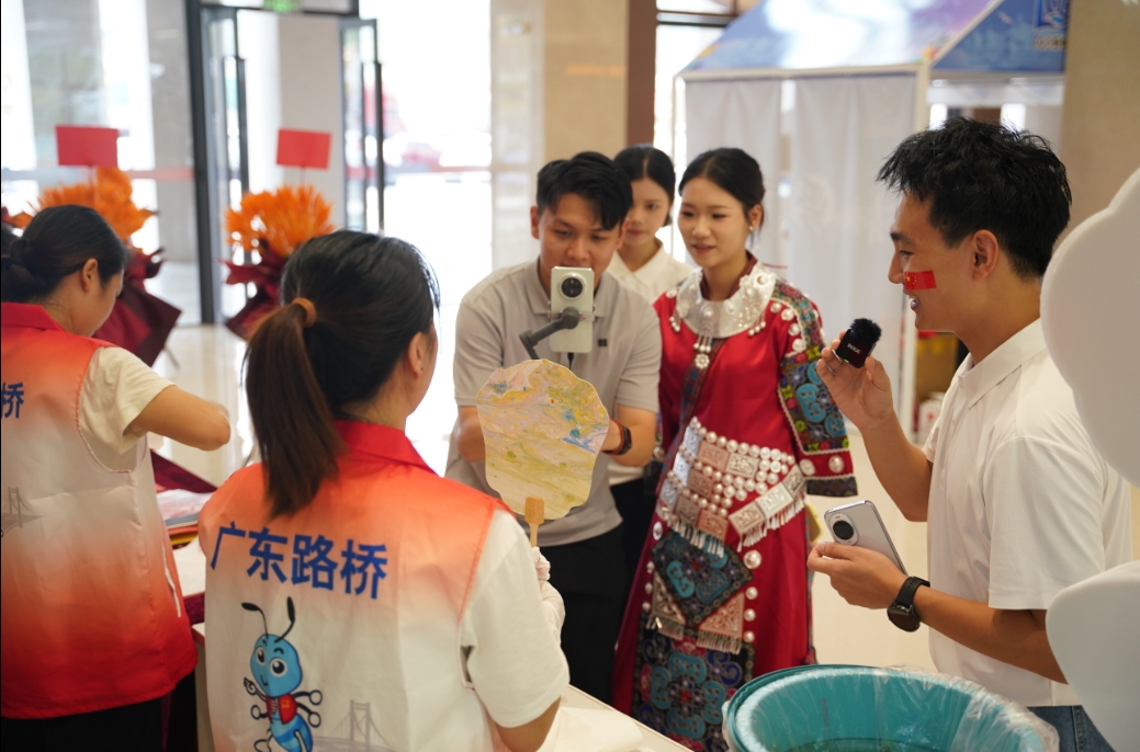 直播、快闪、护团圆……“志愿红”让假期旅途更有温度