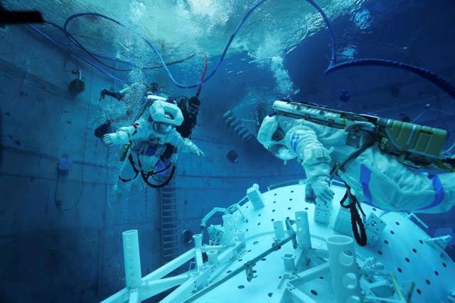 △航天员乘组在进行水下出舱活动训练