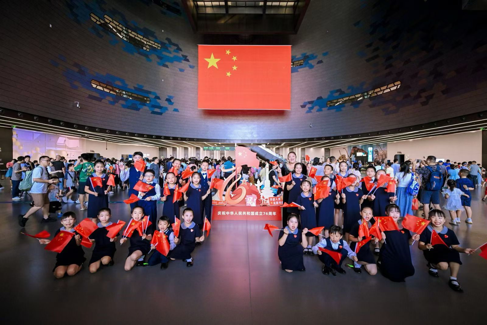 超燃！深圳科技馆千人合唱祝福祖国